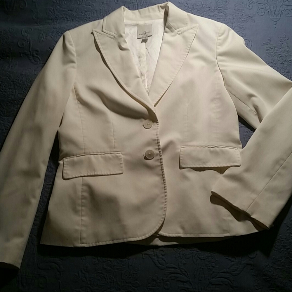Lovely Anne Klein off white suit